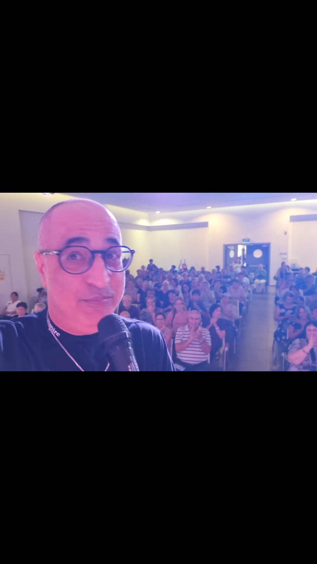נחום חבר עם קהל באולם