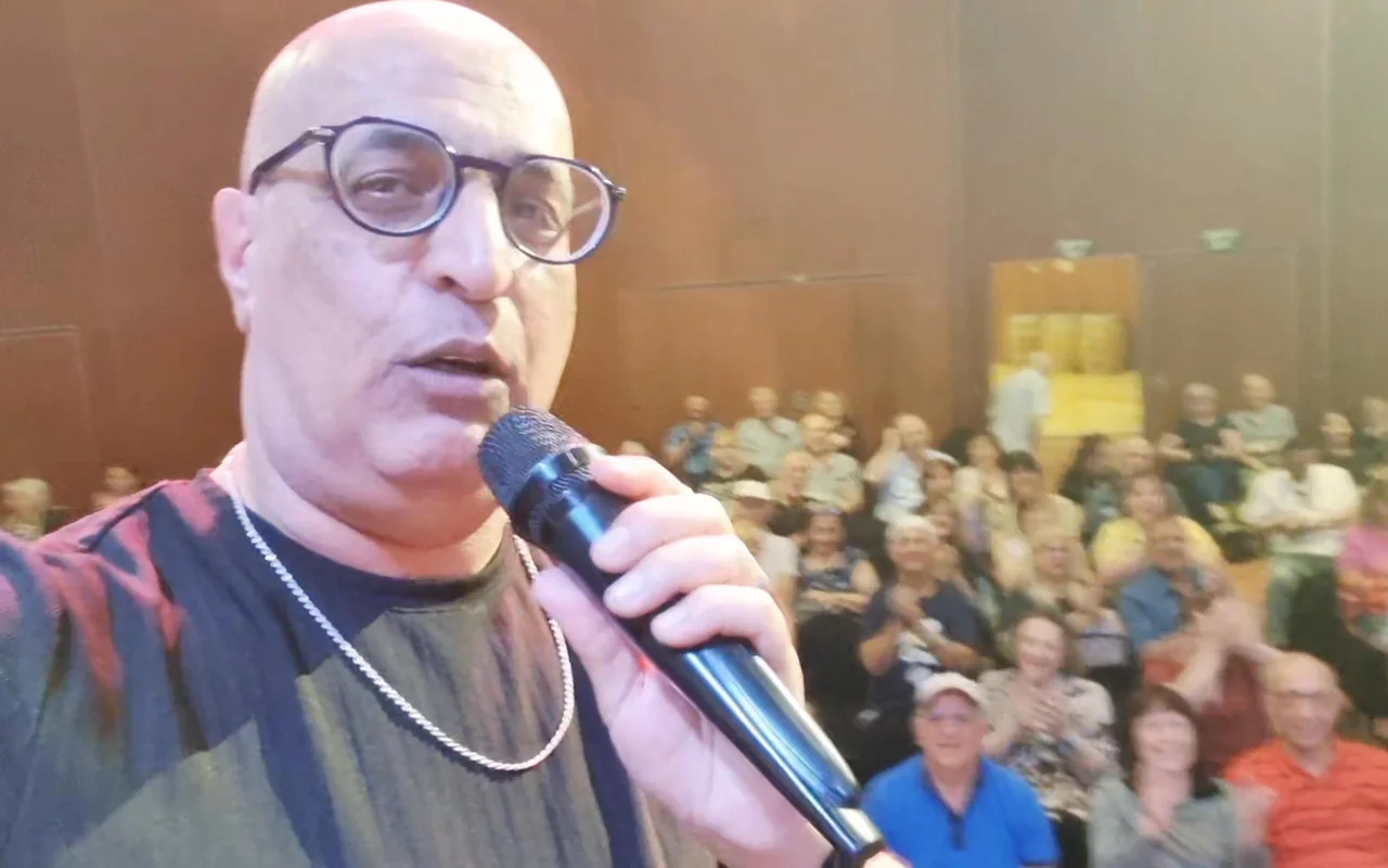 נחום חבר בסיום הופעה עם הקהל