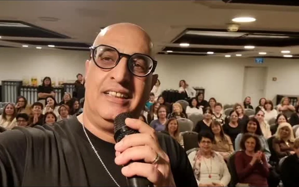 נחום חבר מופיע מול קהל