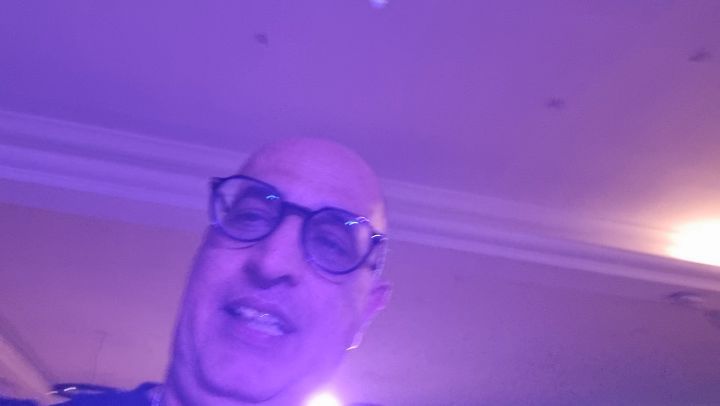 נחום חבר בקטע וידאו מהבמה